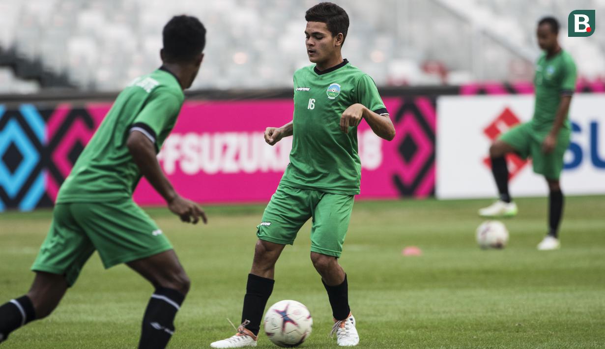 Pemain Timor Leste, Domingos Ramos, mengontrol bola saat latihan di SUGBK, Jakarta, Senin (12/11). Latihan ini persiapan jelang laga Piala AFF 2018 melawan Timnas Indonesia. (Bola.com/Vitalis Yogi Trisna)