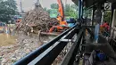 Alat berat (becko) beroperasi mengangkut sampah yang menumpuk di Pintu Air Manggarai, Jakarta, Rabu (24/4). Tingginya curah hujan di Bogor membuat sampah yang berasal kebanyakan dari sampah rumah tangga ini terbawa arus sungai menumpuk di Pintu Air Manggarai. (Liputan6.com/Johan Tallo)