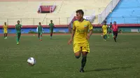 Pemain belakang Bhayangkara Surabaya United, Herwin Tri Saputra, kini hampir tak pernah dimainkan pelatih Ibnu Grahan. (Bola.com/Fahrizal Arnas)