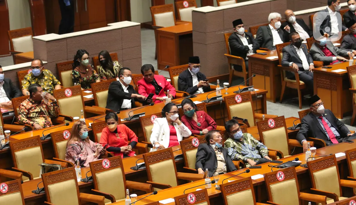 Anggota DPR RI saat mengikuti pembukaan Rapat Paripurna Pembukaan Masa Persidangan V Tahun Sidang 2021-2022 di Nusantara II, Kompleks Parlemen MPR/DPR-DPD, Senayan, Jakarta, Selasa (17/5/2022). Rapat paripurna hari ini menandakan DPR kembali aktif bersidang setelah selesai menjalani masa reses. Hadir 76 anggota yang secara fisik, 252 secara virtual dan izin 5 anggota. Sehingga total kehadiran rapat paripurna hari ini adalah 333 dari 575 anggota DPR. (Liputan6.com/Angga Yuniar)