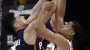  Pemain Los Angeles Lakers, Jordan Clarkson (kanan), berebut bola dengan pemain Phoenix Suns, Devin Booker, dalam laga basket NBA di Staples Center, Los Angeles, Senin (7/11/2016) pagi WIB. (AP Photo/Alex Gallardo)