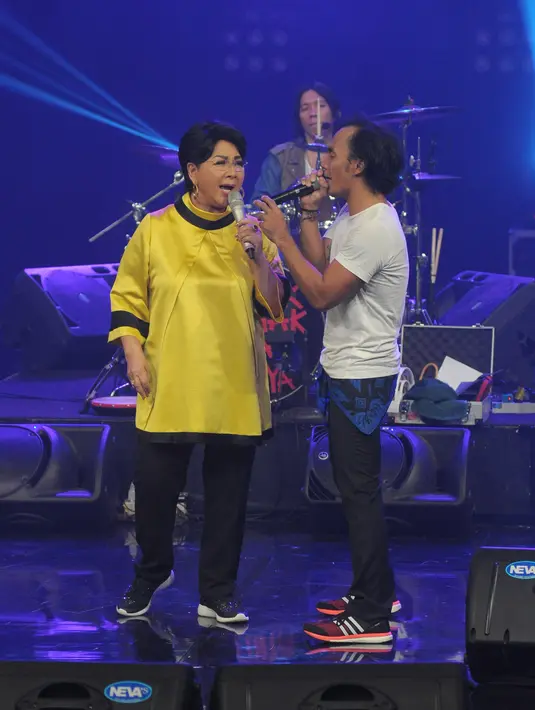 Titiek Puspa tampil enerjik dan berduet dengan Kaka Slank dalam konser yang digelar di Auditorium TVRI, Senayan, Jakarta Pusat, Sabtu (26/12/2015) malam. (Nurwahyunan/Bintang.com)