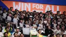 Sejumlah pelajar tertawa saat menonton tayangan jumbo tron pada laga Grup G Piala Dunia FIBA 2023 antara Pantai Gading melawan Iran di Indonesia Arena, Senayan, Jakarta, Senin (28/08/2023). (Bola.com/Bagaskara Lazuardi)