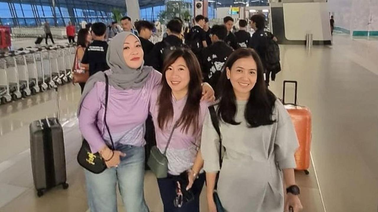 Bersama Ibu Dari Teman-Temannya