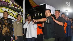 Jenazah Kapus Data Informasi dan Humas BNPB Sutopo Purwo Nugroho saat tiba di rumah duka Raffles Hils, Cimanggis, Depok, Minggu (7/7/2019). Sutopo tutup usia di Guangzhou, China pada pukul 02.00 waktu setempat karena kanker paru-paru. (Liputan6.com/Herman Zakharia)