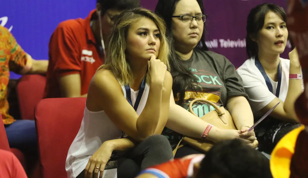 Agnes Monica terlihat serius menyaksikan Stadium Jakarta vs  CLS Knight Surabaya pada laga IBL Reguler Season 2015-2016 di Hall A Senayan, Jakarta, Rabu (13/1/2016). (Bola.com/NIcklas Hanoatubun)