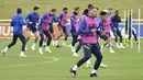 Gelandang Inggris, Kalvin Phillips melakukan peregangan selama sesi latihan di St George's Park, Burton upon Trent, Inggris, Senin (28/6/2021). Inggris akan bertanding melawan Jerman pada babak 16 besar Euro 2021 di Stadion Wembley. (AP Photo/Rui Vieira)