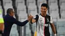 Striker Juventus, Cristiano Ronaldo bersama Maurizio Sarri melakukan selebrasi usai mencetak gol ke gawang Lazio pada laga Serie A di Stadion Allianz, Turin, Senin (20/7/2020). Juventus menang 2-1 atas Lazio. (AFP/Isabella Bonotto)