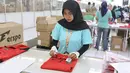 Para pekerja sedang memproduksi jersey Timnas Indonesia di pabrik yang berada daerah Bandung, Jawa Barat pada Rabu (12/2/2025). (Bola.com/Abdul Aziz)