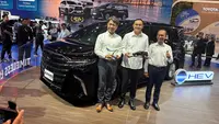 Toyota Gandeng Garuda Indonesia, Alphard Hybrid EV Jadi Mobil Antar-Jemput Bandara