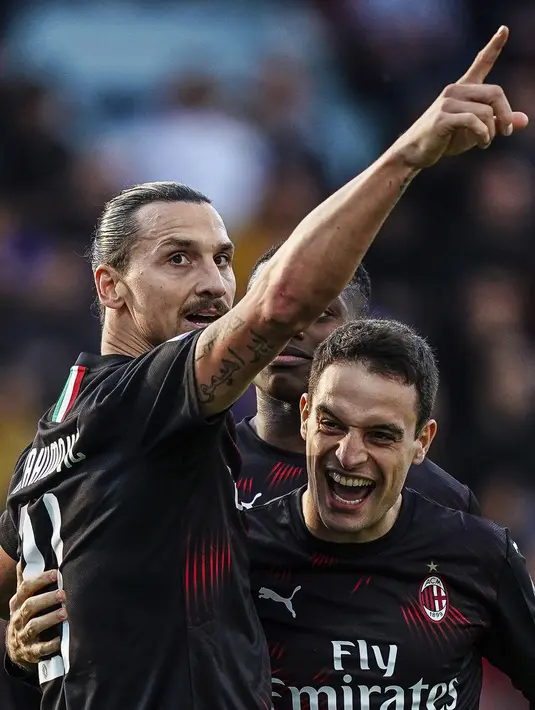 Penyerang AC Milan, Zlatan Ibrahimovic berselebrasi dengan rekan-rekannya usai mencetak gol ke gawang Cagliari pada pertandingan Liga Serie A Italia di Sardegna Arena (11/1/2020). Ibrahimovic mencetak gol dimenit ke-64 dan merupakan gol perdananya di AC Milan musim ini. (Spada(/LaPresse via AP)
