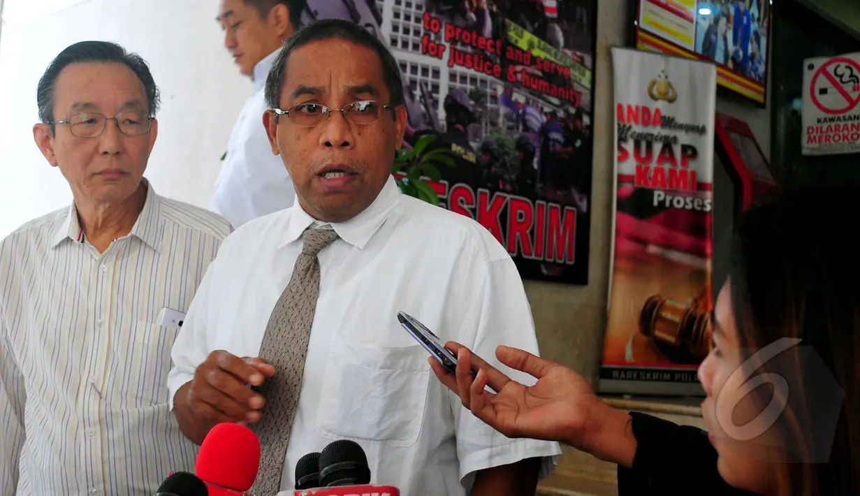 Made Rahman Marasebis menjawab pertanyaan wartawan saat di Bareskrim Mabes Polri, Jakarta, Kamis (9/4/2015). Made melaporkan Menteri Susi Pudjiastuti dengan tuduhan terkait dugaan pencemaran nama baik MV Haifa. (Liputan6.com/Yoppy Renato)