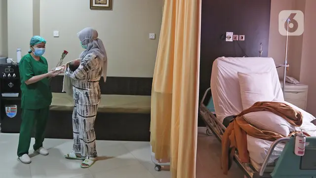 Perayaan Hari Ibu, Pasien di RSIA Tambak Dapat Kado Manis