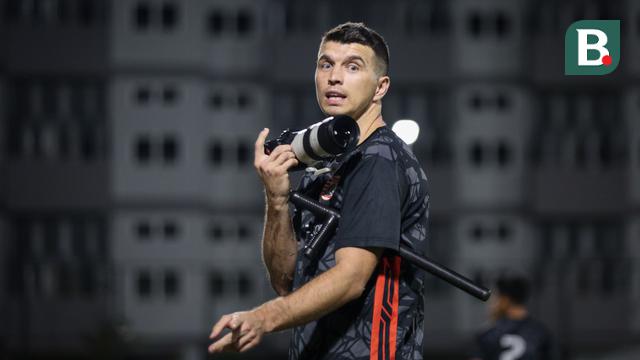 Foto: Tingkah Kocak Ondrej Kudela, Jadi Fotografer Dadakan saat Sesi Latihan Persija Jelang Laga Terakhir di BRI Liga 1 2022/2023