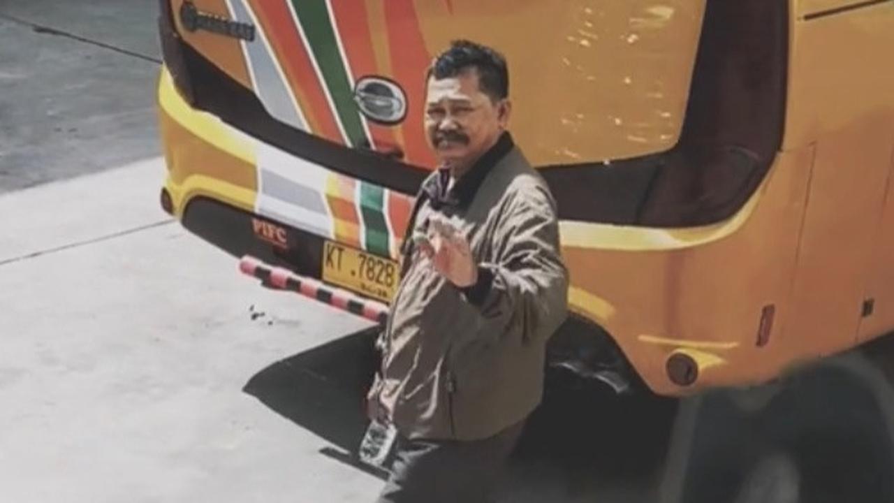 Viral Momen Haru Ayah Antar Putrinya ke Terminal, Menunggu hingga Bus Jalan