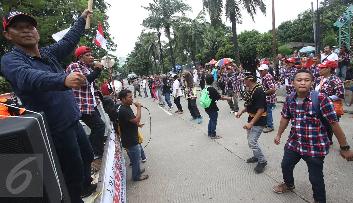 Massa pendukung Basuki T Purnama (Ahok) meneriakkan yel-yel di depan Gedung Kementerian Pertanian, Jakarta, Rabu (29/3). Dalam sidang ke-16 tersebut tim kuasa hukum menghadirkan 7 saksi ahli untuk meringankan Ahok. (Liputan6.com/Immanuel Antonius)