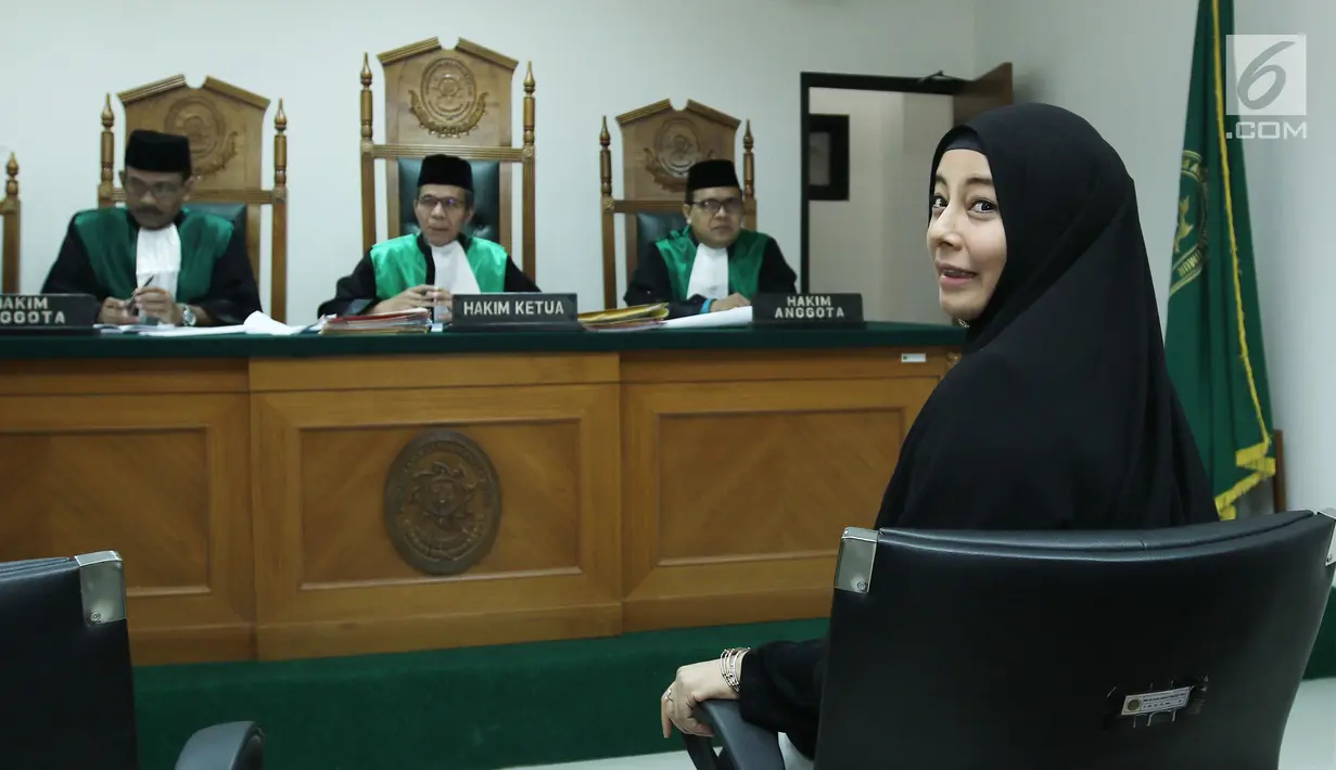 Istri Ustaz Alhabsyi, Putri Aisah Aminah menjalani sidang lanjutan perceraian di Pengadilan Agama Jakarta Timur, Kamis (16/8). Sidang lanjutan perceraian Al Habsyi dengan agenda pembuktian dan saksi dari pihak Putri Aisyah. (Liputan6.com/Herman Zakharia)