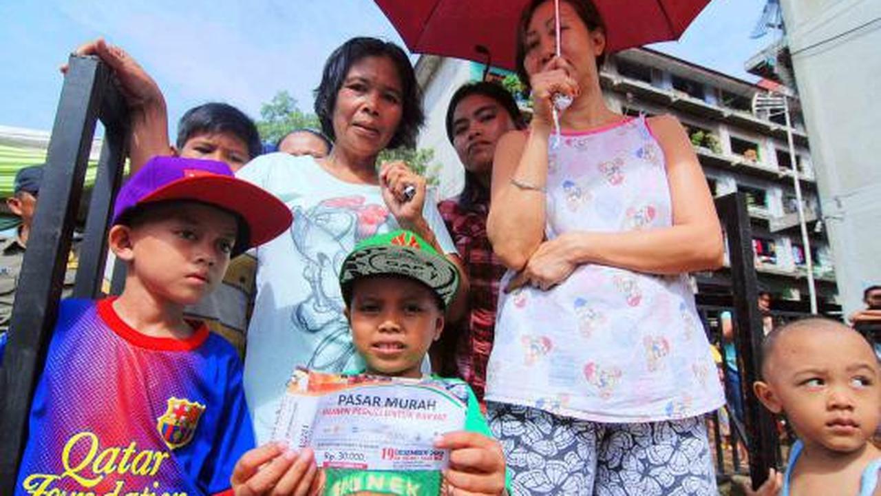 Warga Rusun Koja serbu sembako murah