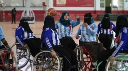 Wanita penyandang disabilitas mengambil bagian dalam kejuaraan bola basket kursi roda lokal di Sanaa, Yaman, 9 Desember 2019. Para pemain berlomba-lomba untuk dirangkul oleh masyarakat demi kekuatan mereka daripada dipandang sebagai beban selama masa perang. (MOHAMMED HUWAIS/AFP)