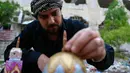 Seniman Suriah, Akram Abu Elfoz (37) hampir menyelesaikan replika Masjid Al-Rawdah yang dibuat dari selongsong peluru dan sisa amunisi perang, di sebelah timur Suriah, Ibu Kota Damaskus, 3 Juni 2016.  (AFP PHOTO/Sameer Al - Doumy)