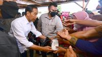 Presiden Joko Widodo (Jokowi) didampingi Ibu Negara Iriana Jokowi meninjau aktivitas pedagang di Pasar Sila, Kabupaten Bima, Nusa Tenggara Barat (NTB). (Dok. Biro Pers Sekretariat Presiden)