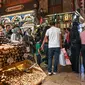 Orang-orang berbelanja di Spice Bazaar yang bersejarah di distrik Eminonu di Istanbul, Turki (13/7/2019). Spice Bazaar adalah salah satu bazaar terbesar di kota tersebut. (AFP Photo/Ozam Kose)