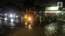 Sejumlah pengendara sepeda motor terjebak banjir di Jalan Ciracas Raya, Jakarta, Jumat (12/8/2022). Hujan lebat yang terjadi sore tadi membuat Jalan Ciracas Raya tergenang air dan kendaraan terjebak banjir. (Liputan6.com/Faizal Fanani)
