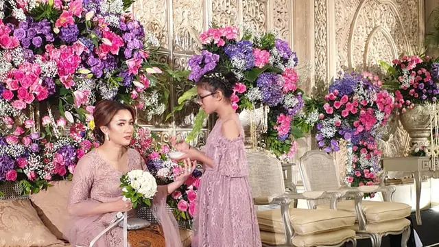 Potret kebersamaan Melly Mono dan Radinka