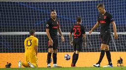 Pemain Atletico Madrid, Koke, tampak lesu usai dikalahkan RB Leipzig pada perempat final Liga Champions 2019/2020 di Estadio Jose Alvalade, Jumat (14/8/2020) dini hari WIB. Atletico Madrid kalah 1-2 atas RB Leipzig. (AFP/Lluis Gene/pool)