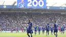 Pemain Leicester City, Jamie Vardy melakukan selebrasi setelah mencetak gol yang ke-200 bersama timnya dalam laga lanjutan Liga Inggris 2024/2025 melawan Ipswich Town di King Power Stadium, Leicester, Inggris, Minggu (18/05/2025). (AP Photo/PA/Nigel French)