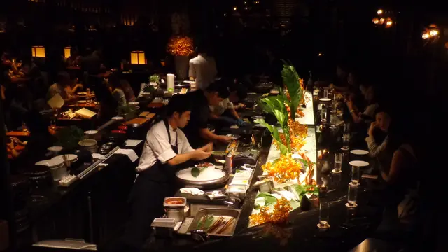 Anda bisa langsung melihat proses menyiapkan makanan seperti sushi di restoran ini (Liputan6.com/Giovani Dio Prasasti)