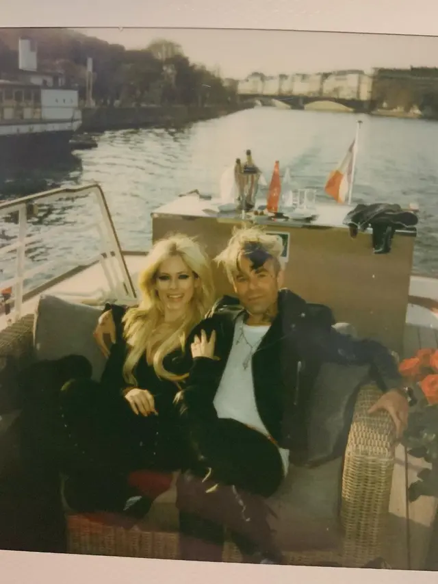 Mod Sun melamar Avril Lavigne di Paris, berlatar Menara Eiffel. (Instagram/ modsun)