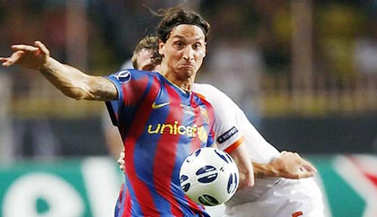 Penyerang Barcelona, Zlatan Ibrahimovic beraksi di laga Piala Super Eropa menghadapi Shakhtar Donetsk pada 28 Agustus 2009 di Stade Louis II di Monaco. AFP PHOTO/VALERY HACHE