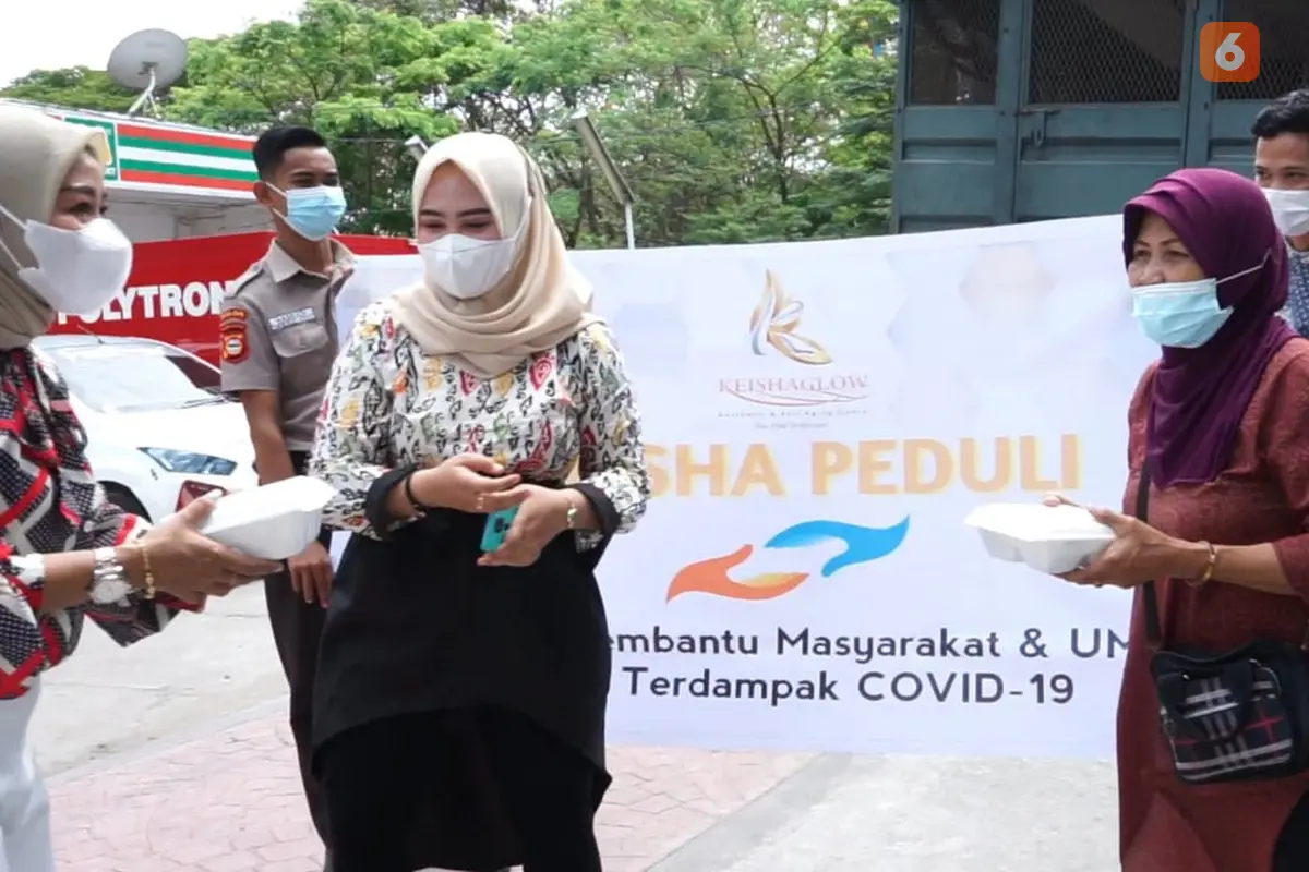 Klinik kecantikan Keisha Glow menggelar kegiatan Keisha Peduli untuk membantu warga tedampak PPKM (Liputan6.com/Fauzan)