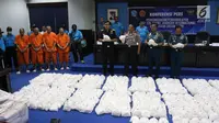 Dirjen Bea Cukai, BNN, dan TNI menggelar konferensi pers penyelundupan 1,037 ton sabu di Gedung BNN, Jakarta, Selasa (20/2/2018). Empat tersangka asal Taiwan turut diamankan dalam penangkapan ini. (Liputan6.com/Arya Manggala)
