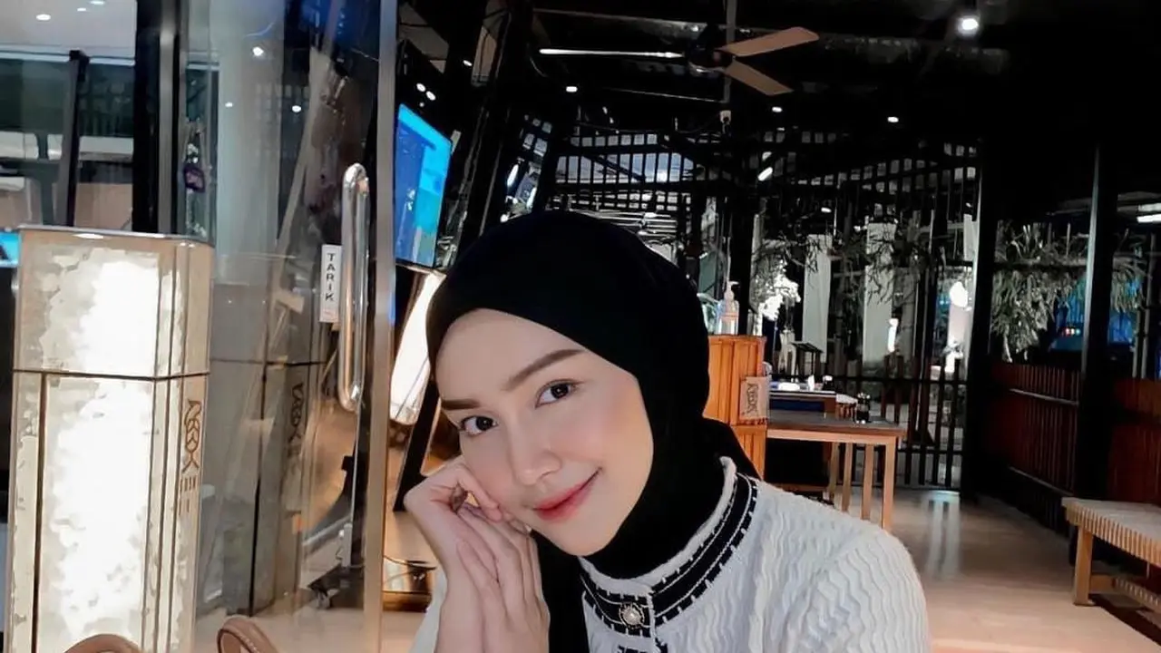 Melody Prima gunakan baju putih