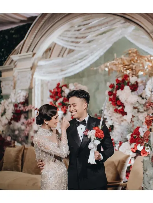 Gaun kebaya bergaya ala tahun 20-an dengan dandanan Hollywood glam untuk dinner reception (Foto: Instagram @morden.co)