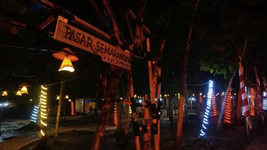 Penampakan hutan kota Tinjomoyo malam hari setelah jadi pasar Semarangan. Tak ada keseraman gelapnya hutan. (foto : liputan6.com/edhie prayitno ige)