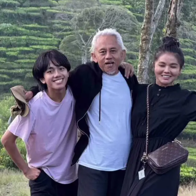 PPotret Keharmonisan Epy Kusnandar Bersama Istri dan Anak