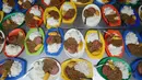 Makanan untuk pengungsi Venezuela disiapkan di tempat penampungan Divina Providencia, La Parada, Cucuta, Kolombia, Senin (18/2). Sebagian besar makanan disiapkan untuk imigran Venezuela. (AP Photo/Fernando Vergara)