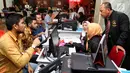 Peserta pemilu mendaftarkan pengajuan gugatan hasil Pemilu 2019 di Gedung Mahkamah Konstitusi, Jumat (24/5/2019). Batas akhir pengajuan gugatan hasil Pileg 2019 pada Jumat, 24 Mei pukul 01.46 WIB, sementara untuk Pemilu Presiden ditutup pada Jumat, 24 Mei pukul 24.00 WIB. (LiPutan6.com/Johan Tallo)