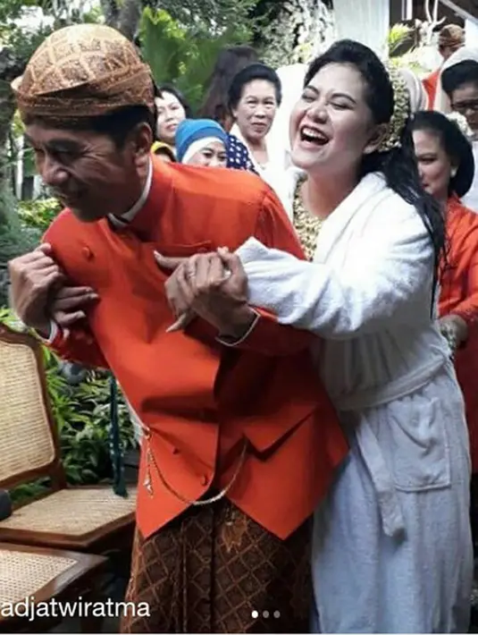 Berbagai rangkaian prosesi adat Jawa dilakukan dengan penuh makna dari masing-masing prosesi. Jokowi akan menikahkan putrinya, Kahiyang Ayu dengan Bobby Nasution pada hari ini Rabu (8/11) dengan adat Jawa. (Instagram/turanganmax)