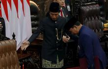 VIDEO: Detik-Detik Jokowi Prabowo Tukar Kursi Usai Resmi Dilantik, Titiek Soeharto Foto-Foto