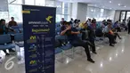 Sejumlah orang menunggu untuk mengikuti program tax amnesty di kantor pusat Direktorat Jenderal Pajak, Jakarta, Jumat (30/9). Hari terakhir ‎program tax amnesty banyak masyarakat memadati kantor pajak. (Liputan6.com/Angga Yuniar)