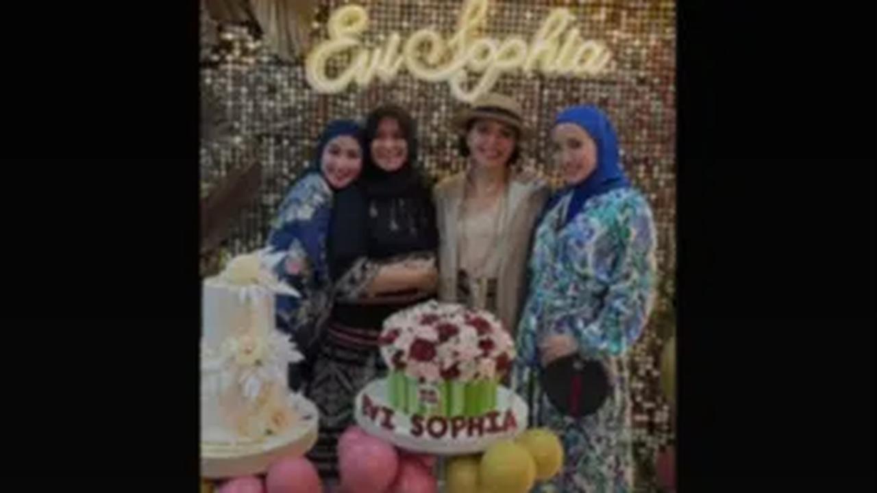 Siapa sangka, Evi cukup dekat dengan artis Annisa Trihapsari. <br>