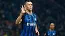 Pemain sayap Inter Milan, Ivan Perisic berselebrasi setelah berhasil mencetak gol ke gawang Chievo Verona  pada laga ke-15 Serie A, di Stadion San Siro, Minggu (3/12). Perisic mencetak hat-trick dari kemenangan telak 5-0. (AP/Antonio Calanni)