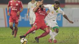 Pemain Persebaya, Nelson Alom (kanan) saat berebut bola dengan pemain Persija Jakarta, Rohit Chand pada laga Gojek Liag 1 bersama Bukalapak di Stadion PTIK, Jakarta (26/6/2018). Persija dan Persebaya bermain imbang 1-1. (Bola.com/Nick Hanoatubun)