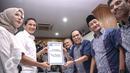 Bakal calon Gubernur DKI Jakarta Sandiaga Uno (kedua kiri) dan istri menerima formulir Ketua Bidang Penjaringan Pemilukada DPD-PD DKI Jakarta, Raja Mantan Purba di DPD Demokrat, Jakarta, Jumat (22/4). (Liputan6.com/Faizal fanani)