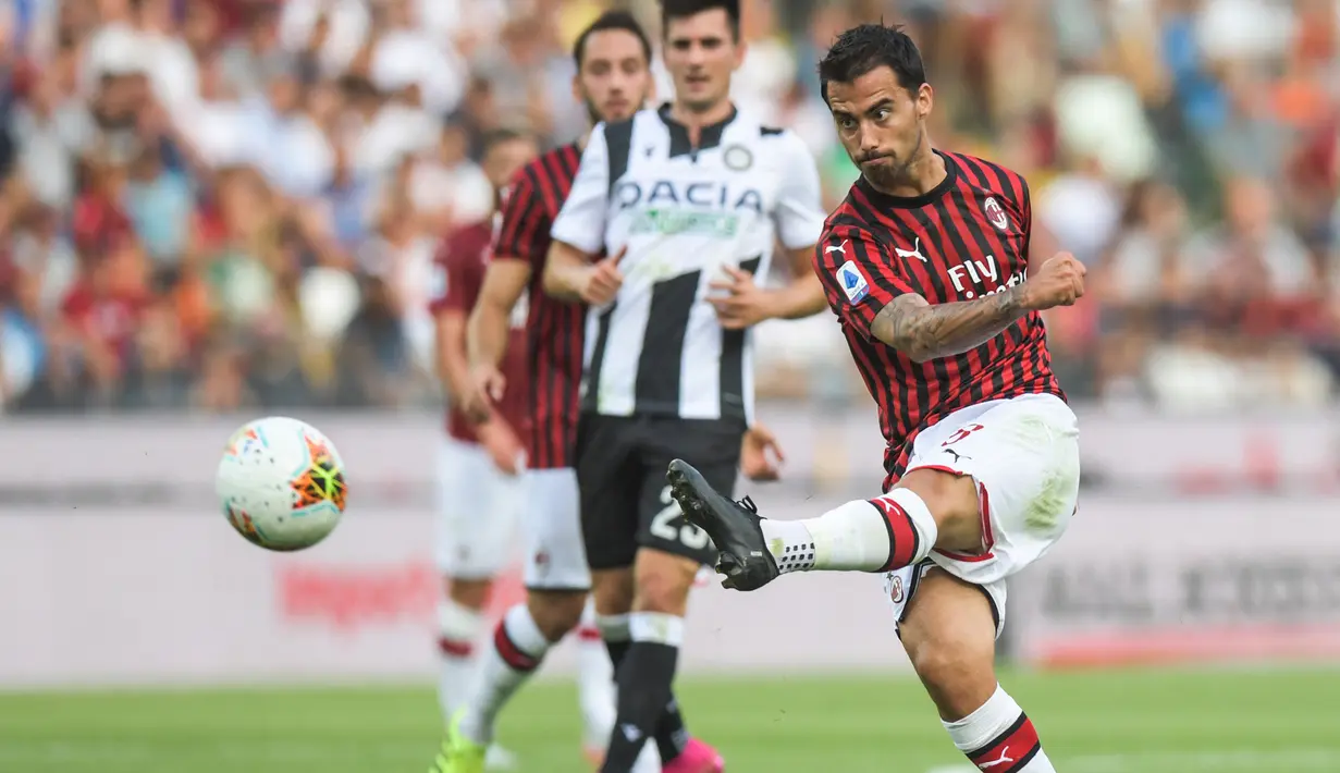 Suso. Sayap kanan Spanyol berusia 28 tahun yang sejak awal musim 2020/2021 membela Sevilla ini dipromosikan Liverpool dari tim akademi pada awal musim 2012/2013. Sayang, selama 2 musim membela Liverpool di level senior ia hanya tampil dalam 14 laga di Liga Inggris akibat lebih banyak dicadangkan. Setelah sempat dipinjamkan ke Almeria pada 2013/2014, ia akhirnya dilepas permanen ke AC Milan pada awal musim 2014/2015 dan perlahan menjadi andalan Rossoneri hingga 2019/2020. Bersama AC Milan, ia total tampil dalam 121 laga di Liga Italia dengan mencetak 21 gol. (AFP/Miguel Medina)