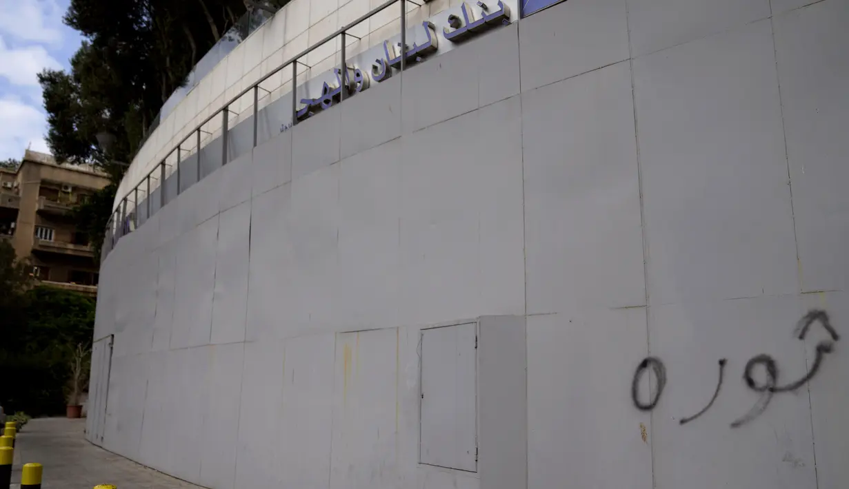 Fasad cabang Bank BLOM yang ditutup ditutupi dengan lembaran logam untuk mencegah tindakan sabotase, di Beirut, Lebanon, Selasa (20/9/2022). Lebanon telah bergulat dengan krisis ekonomi yang parah sejak 2019, membuat sebagian besar orang terkunci dari rekening bank mereka dan tidak dapat membayar kebutuhan pokok. (AP Photo/Hassan Ammar)